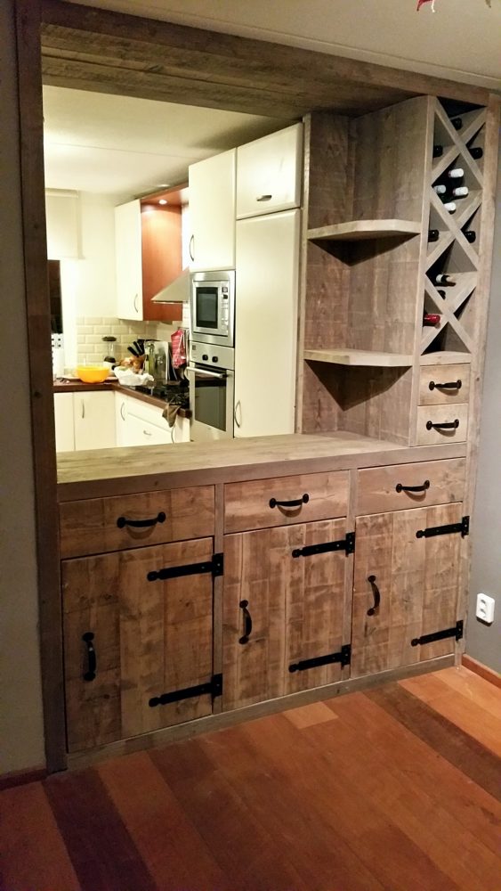 solide architect Het begin Keuken bar met wijnrek van steigerhout | HandMade Interior - Meubels en  Interieurbouw